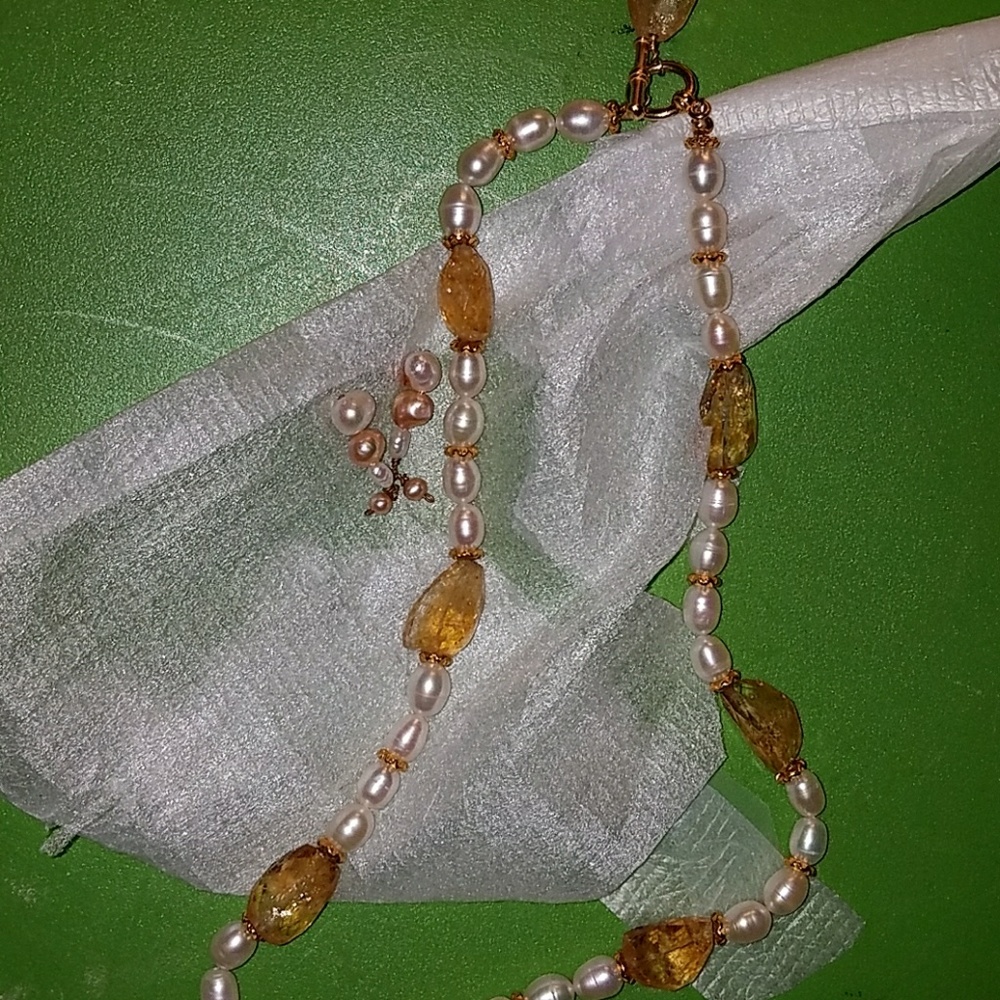 Pearl necklace with crystal stones